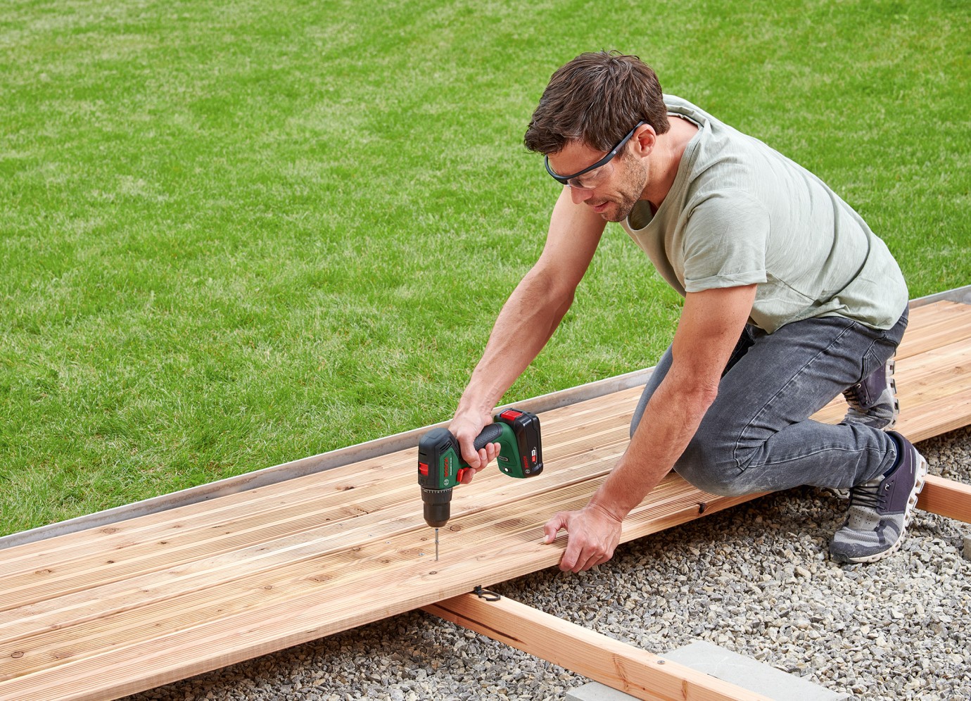 Fotografía oficial de Bosch UniversalDrill 18V-60 en uso