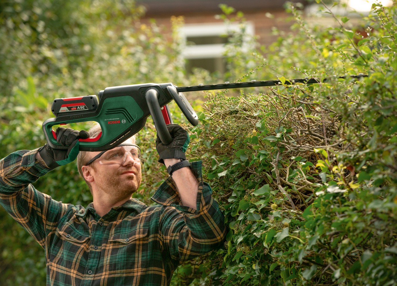 Fotografía oficial de Bosch AdvancedHedgeCut 36V-65-28 en uso